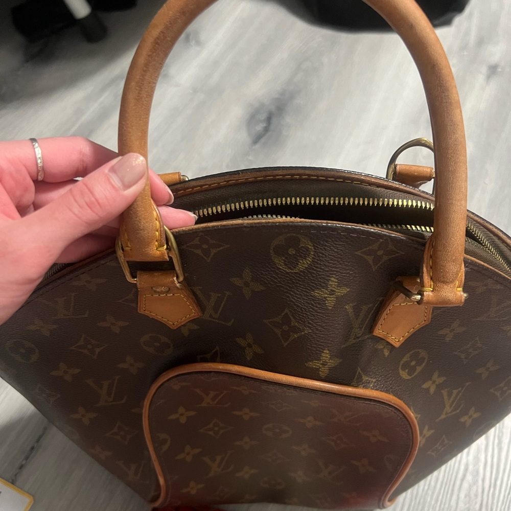 LV bag - Picture 5 of 7